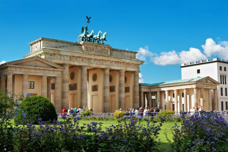 germany_berlin_tour_brandenburg_gate_m.jpg