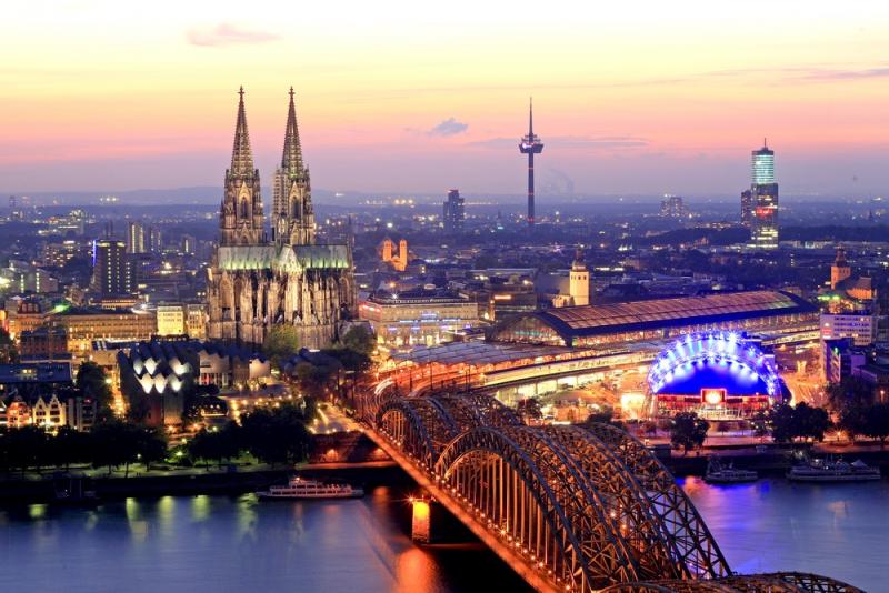germany_cologne_tour_bridge_and_the_dom_of_cologne_at_night_m.jpg