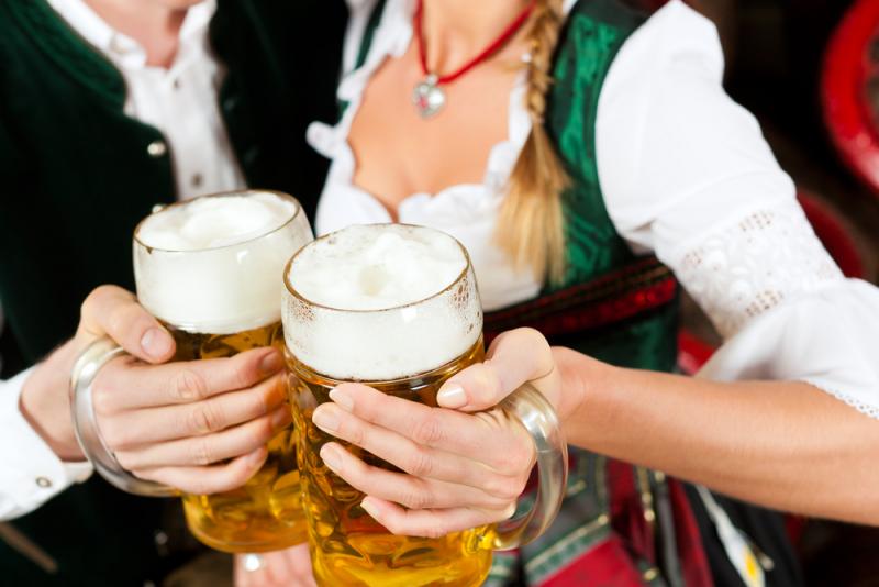 germany-bavaria-oktoberfest-beer-and-couple-in-bavarian-tracht_2.jpg